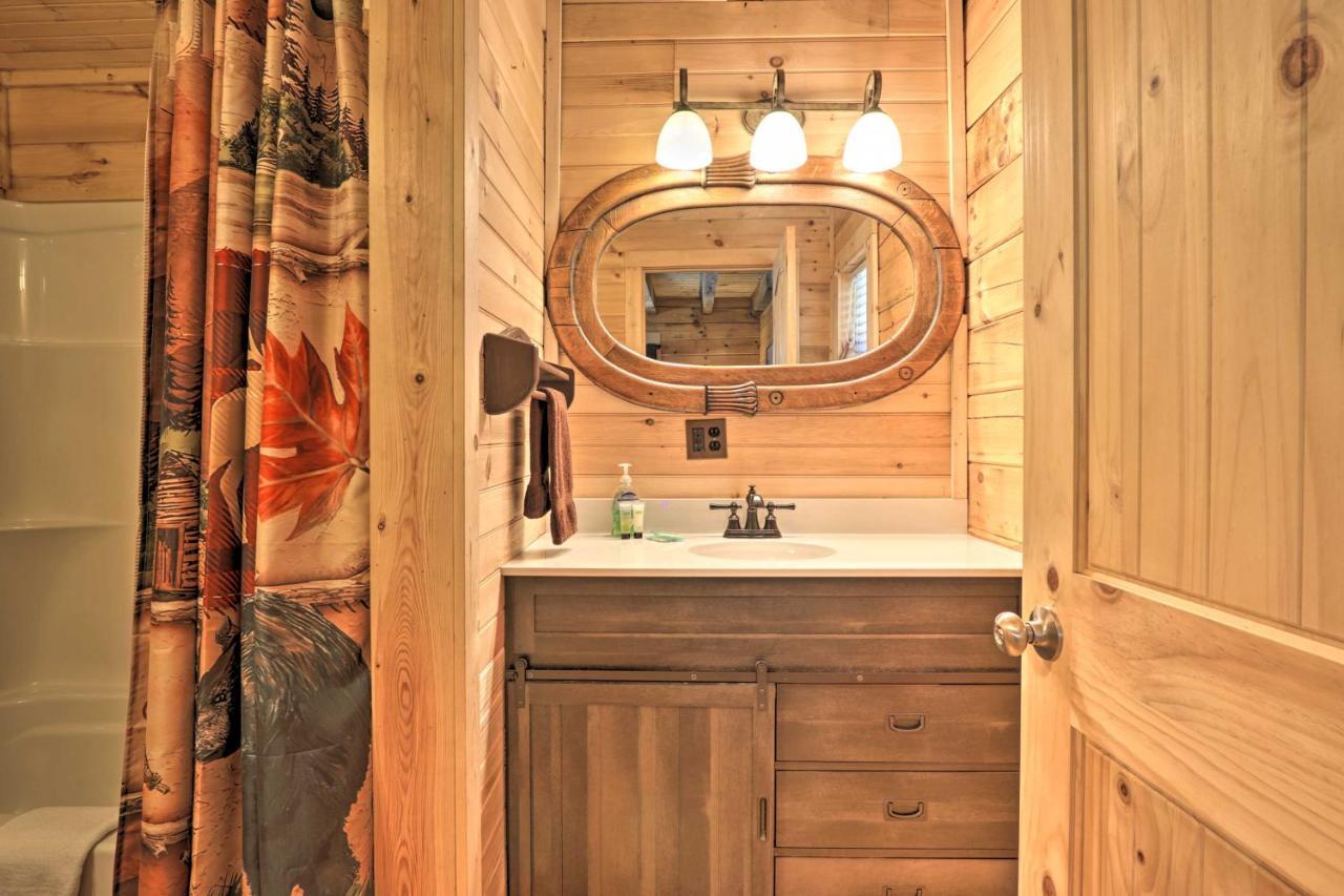 Gatlinburg Cabin With Loft And Game Room 1 Mi To Town Екстериор снимка