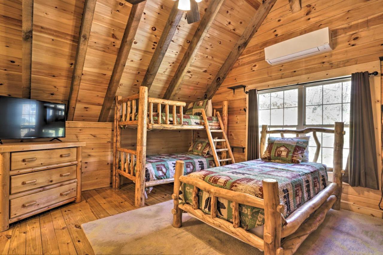 Gatlinburg Cabin With Loft And Game Room 1 Mi To Town Екстериор снимка