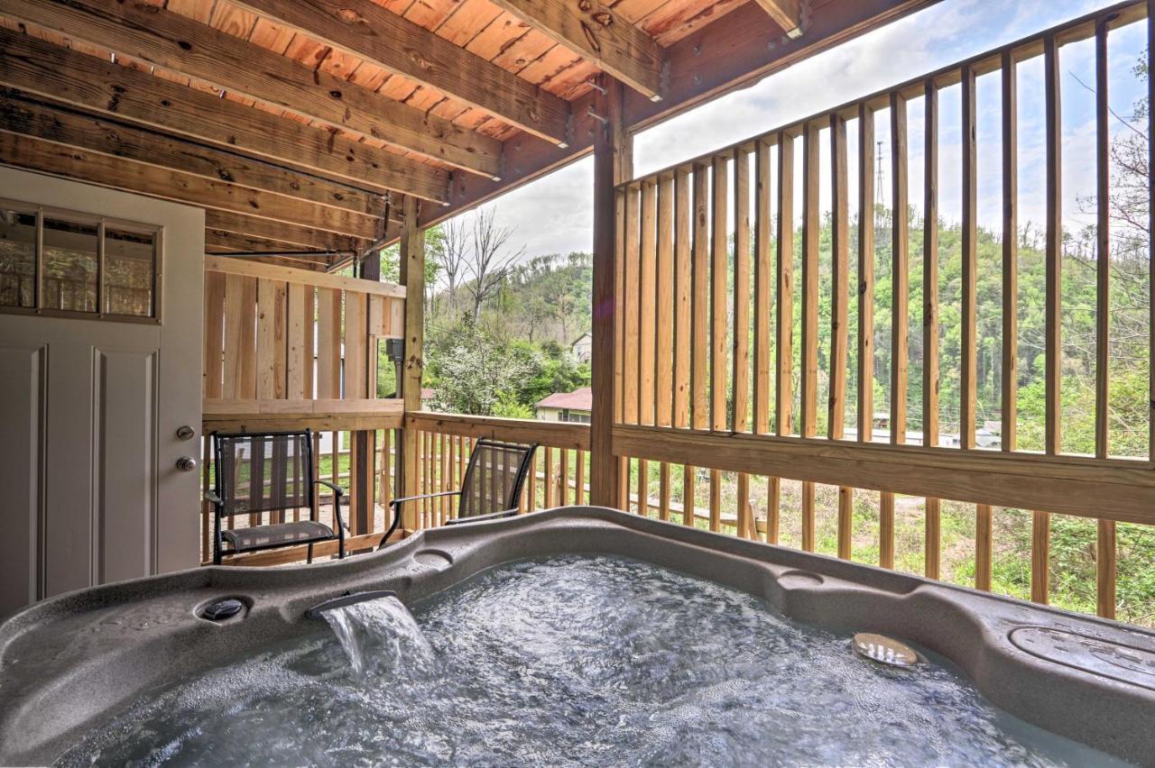 Gatlinburg Cabin With Loft And Game Room 1 Mi To Town Екстериор снимка